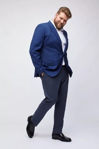Comment porter des slippers en cuir noirs pour un style elégantes à 30 ans: Essaie d'harmoniser un blazer bleu avec un pantalon de costume bleu marine pour un look pointu et élégant. Une paire de slippers en cuir noirs est une option astucieux pour complèter cette tenue.