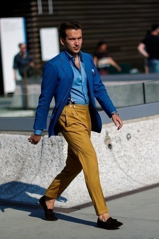 Comment porter un pantalon de costume doré: Pense à opter pour un blazer bleu et un pantalon de costume doré pour dégager classe et sophistication. Cette tenue est parfait avec une paire de mocassins à pampilles en daim noirs.