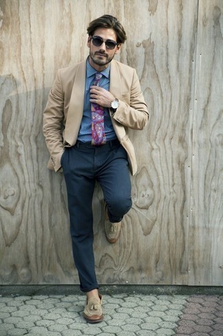 Comment porter une cravate pourpre: Porte un blazer marron clair et une cravate pourpre pour un look classique et élégant. Termine ce look avec une paire de mocassins à pampilles en daim beiges.