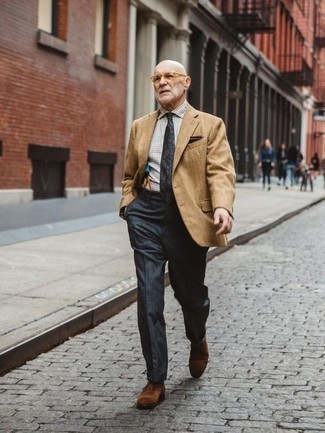 Comment porter un blazer beige après 60 ans: Opte pour un blazer beige avec un pantalon de costume gris foncé pour un look classique et élégant. Cette tenue est parfait avec une paire de chaussures richelieu en daim marron.
