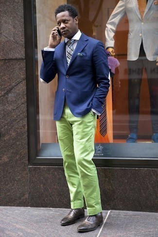 Comment porter un pantalon de costume vert: Harmonise un blazer bleu avec un pantalon de costume vert pour un look classique et élégant. Si tu veux éviter un look trop formel, fais d'une paire de chaussures brogues en cuir marron ton choix de souliers.