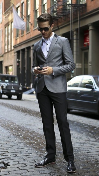 Comment porter un pantalon de costume noir à 20 ans: Associe un blazer gris avec un pantalon de costume noir pour une silhouette classique et raffinée. Une paire de chaussures derby en cuir noires est une option avisé pour complèter cette tenue.