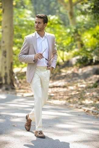 Comment porter des slippers en cuir beiges: Harmonise un blazer beige avec un pantalon de costume beige pour un look pointu et élégant. Une paire de slippers en cuir beiges est une option parfait pour complèter cette tenue.