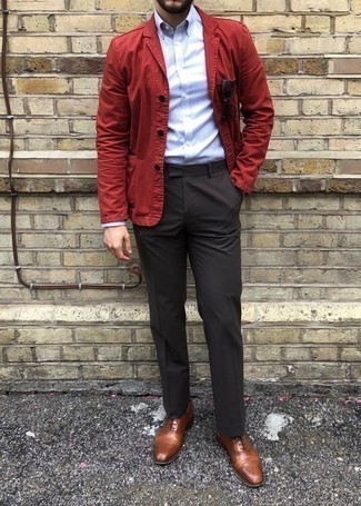Comment porter un blazer rouge: Pense à marier un blazer rouge avec un pantalon de costume gris foncé pour dégager classe et sophistication. Une paire de chaussures richelieu en cuir marron est une option astucieux pour complèter cette tenue.