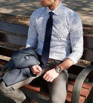 Comment porter une chemise de ville blanc et bleu marine: Associe une chemise de ville blanc et bleu marine avec un pantalon de costume gris pour un look classique et élégant.