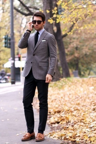 Comment porter des slippers en cuir marron clair: Essaie d'associer un blazer gris avec un pantalon de costume noir pour dégager classe et sophistication. Une paire de slippers en cuir marron clair est une option avisé pour complèter cette tenue.