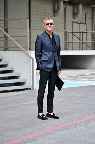 Des slippers à porter avec un pantalon de costume noir pour un style elégantes après 40 ans: Harmonise un blazer bleu marine avec un pantalon de costume noir pour dégager classe et sophistication. Cette tenue se complète parfaitement avec une paire de slippers.