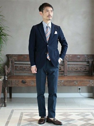 Comment porter une cravate à rayures horizontales bleu clair: Opte pour un blazer bleu marine avec une cravate à rayures horizontales bleu clair pour dégager classe et sophistication. Cette tenue est parfait avec une paire de slippers en cuir noirs.
