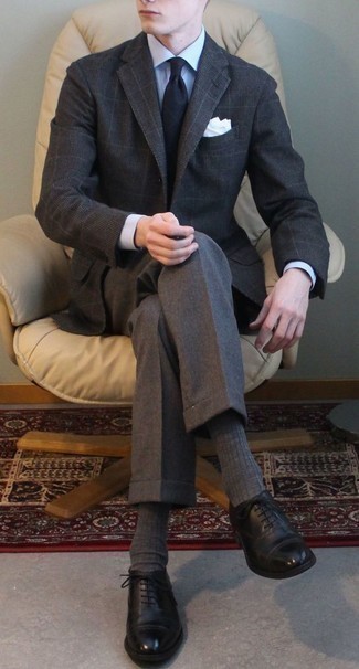 Comment porter un blazer gris foncé: Pense à harmoniser un blazer gris foncé avec un pantalon de costume gris pour un look pointu et élégant. Cette tenue se complète parfaitement avec une paire de chaussures richelieu en cuir noires.