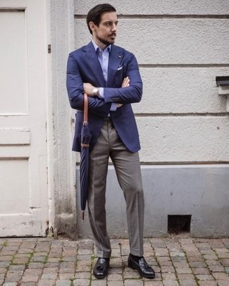 Comment porter des slippers en cuir pourpre foncé: Harmonise un blazer bleu avec un pantalon de costume gris pour dégager classe et sophistication. Cette tenue se complète parfaitement avec une paire de slippers en cuir pourpre foncé.