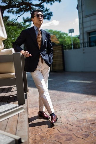 Comment porter une cravate á pois marron clair: Choisis un blazer bleu marine et une cravate á pois marron clair pour un look classique et élégant. Une paire de slippers en cuir bordeaux est une option avisé pour complèter cette tenue.