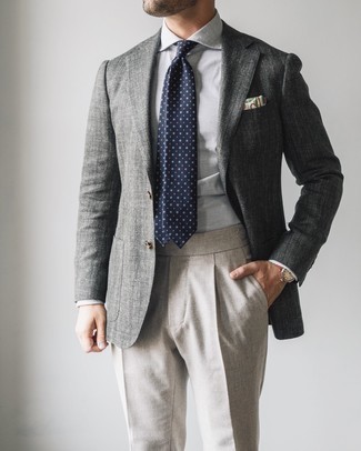 Comment porter un blazer à chevrons gris: Associe un blazer à chevrons gris avec un pantalon de costume beige pour un look classique et élégant.