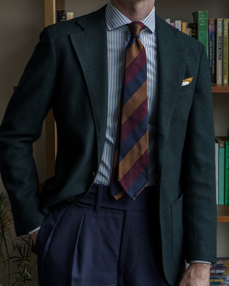 Comment porter une cravate blanc et rouge et bleu marine: Pense à associer un blazer à chevrons vert foncé avec une cravate blanc et rouge et bleu marine pour une silhouette classique et raffinée.