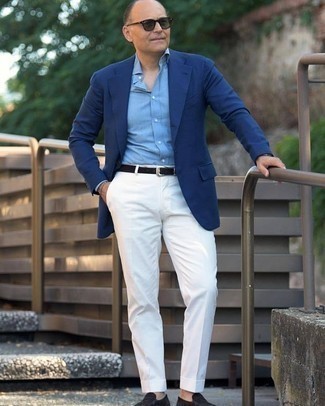 Comment porter une veste bleue pour un style elégantes en été après 40 ans: Essaie d'associer une veste bleue avec un pantalon de costume blanc pour une silhouette classique et raffinée. Cette tenue se complète parfaitement avec une paire de slippers en daim noirs. Une très bonne idée de tenue pour cet été.