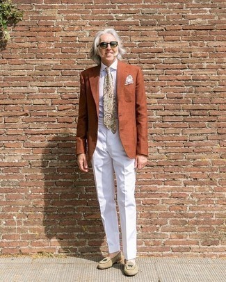 Comment porter un blazer avec des slippers pour un style elégantes après 60 ans: Pense à opter pour un blazer et un pantalon de costume blanc pour dégager classe et sophistication. Une paire de slippers est une option génial pour complèter cette tenue.