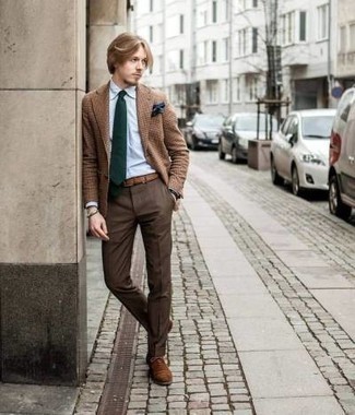 Comment porter un blazer beige à 20 ans: Opte pour un blazer beige avec un pantalon de costume marron foncé pour un look pointu et élégant. Une paire de chaussures richelieu en daim marron est une option parfait pour complèter cette tenue.
