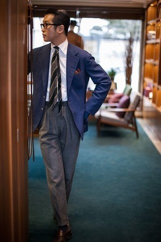 Comment porter un blazer bleu marine et vert pour un style elégantes à 20 ans: Porte un blazer bleu marine et vert et un pantalon de costume en laine gris pour dégager classe et sophistication. Termine ce look avec une paire de slippers en cuir marron.