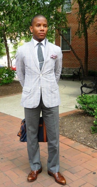 Comment porter une cravate gris foncé: Quelque chose d'aussi simple que d'opter pour un blazer écossais gris et une cravate gris foncé peut te démarquer de la foule. Termine ce look avec une paire de mocassins à pampilles en cuir tabac.