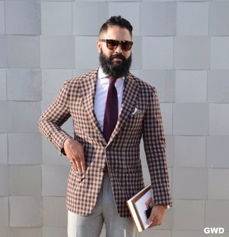 Comment porter un blazer en vichy marron foncé: Opte pour un blazer en vichy marron foncé avec un pantalon de costume en laine gris pour une silhouette classique et raffinée.