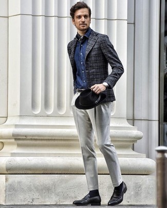 Comment porter une chemise de ville en chambray bleue: Pense à harmoniser une chemise de ville en chambray bleue avec un pantalon de costume gris pour un look pointu et élégant. Jouez la carte décontractée pour les chaussures et choisis une paire de slippers en cuir noirs.