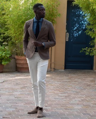 Comment porter un blazer marron pour un style elégantes quand il fait chaud à 20 ans: Porte un blazer marron et un pantalon de costume blanc pour un look pointu et élégant. Termine ce look avec une paire de slippers en daim beiges.