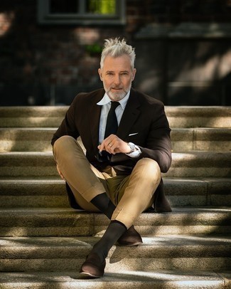 Un blazer à porter avec un pantalon de costume beige après 50 ans: Choisis un blazer et un pantalon de costume beige pour un look pointu et élégant. Cet ensemble est parfait avec une paire de slippers en daim marron foncé.