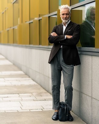 Comment porter un blazer marron foncé après 50 ans: Essaie de marier un blazer marron foncé avec un pantalon de costume gris pour une silhouette classique et raffinée. Une paire de slippers en cuir noirs est une option avisé pour complèter cette tenue.