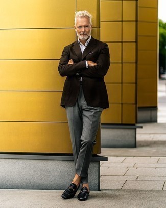 Comment porter des slippers en cuir pour un style elégantes après 50 ans: Pense à associer un blazer marron foncé avec un pantalon de costume gris pour une silhouette classique et raffinée. Une paire de slippers en cuir est une option avisé pour complèter cette tenue.