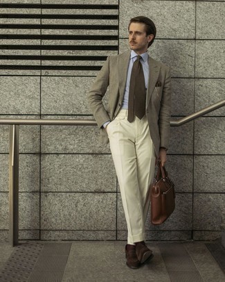 Comment porter un blazer à carreaux gris: Choisis un blazer à carreaux gris et un pantalon de costume beige pour dégager classe et sophistication. Assortis ce look avec une paire de slippers en daim marron foncé.