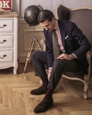 Comment porter une cravate à carreaux marron: Essaie d'harmoniser un blazer bleu marine avec une cravate à carreaux marron pour un look pointu et élégant. Une paire de slippers en daim marron foncé est une option avisé pour complèter cette tenue.