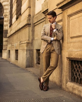 Comment porter un blazer beige pour un style elégantes quand il fait chaud: Pense à harmoniser un blazer beige avec un pantalon de costume marron clair pour un look classique et élégant. Assortis ce look avec une paire de mocassins à pampilles en cuir marron.