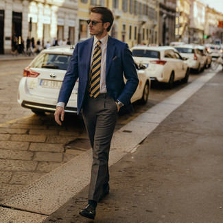 Comment porter une cravate à rayures horizontales jaune à 30 ans: Pense à marier un blazer bleu marine avec une cravate à rayures horizontales jaune pour un look classique et élégant. Une paire de double monks en cuir noirs est une option génial pour complèter cette tenue.