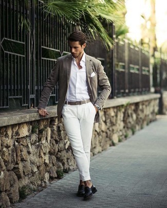 Comment porter un blazer gris pour un style elégantes en été à 30 ans: Harmonise un blazer gris avec un pantalon de costume blanc pour une silhouette classique et raffinée. Assortis ce look avec une paire de slippers en cuir noirs. Ce look fait bien estival.