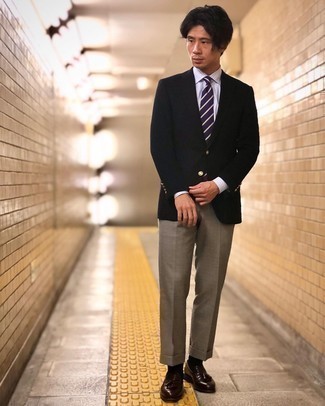Comment porter une cravate à rayures horizontales violette: Pense à associer un blazer noir avec une cravate à rayures horizontales violette pour un look pointu et élégant. Une paire de mocassins à pampilles en cuir bordeaux est une option génial pour complèter cette tenue.