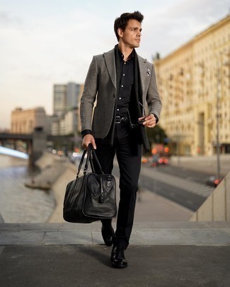 Comment porter un blazer en laine gris foncé: Associe un blazer en laine gris foncé avec un pantalon de costume noir pour un look pointu et élégant. Assortis ce look avec une paire de chaussures derby en cuir noires.