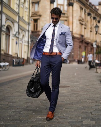 Comment porter une cravate à fleurs bleu marine: Essaie d'associer un blazer bleu clair avec une cravate à fleurs bleu marine pour un look classique et élégant. Une paire de slippers en cuir tabac est une option avisé pour complèter cette tenue.