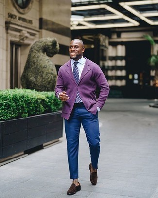 Comment porter un blazer violet clair: Pense à marier un blazer violet clair avec un pantalon de costume bleu pour une silhouette classique et raffinée. Termine ce look avec une paire de slippers en daim marron foncé.