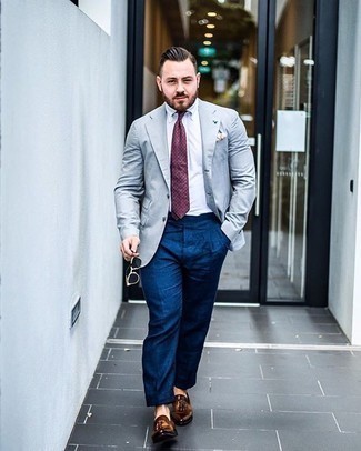Comment porter une cravate bordeaux: Essaie de marier un blazer bleu clair avec une cravate bordeaux pour un look classique et élégant. Cette tenue est parfait avec une paire de mocassins à pampilles en cuir marron.