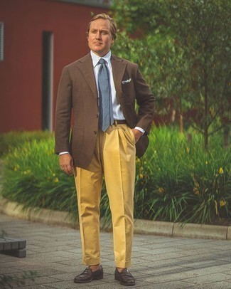 Comment porter un blazer marron pour un style elégantes quand il fait chaud après 40 ans: Harmonise un blazer marron avec un pantalon de costume jaune pour un look pointu et élégant. Une paire de slippers en cuir marron foncé est une option astucieux pour complèter cette tenue.