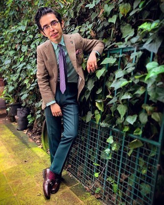 Comment porter une cravate imprimée violet clair: Opte pour un blazer en pied-de-poule marron clair avec une cravate imprimée violet clair pour un look classique et élégant. Une paire de slippers en cuir bordeaux est une option judicieux pour complèter cette tenue.