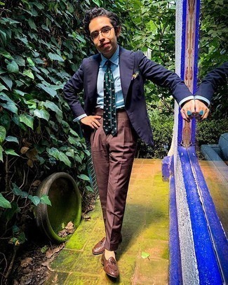 Comment porter une cravate vert foncé: Opte pour un blazer bleu marine avec une cravate vert foncé pour un look classique et élégant. Jouez la carte décontractée pour les chaussures et choisis une paire de slippers en cuir tressés marron.