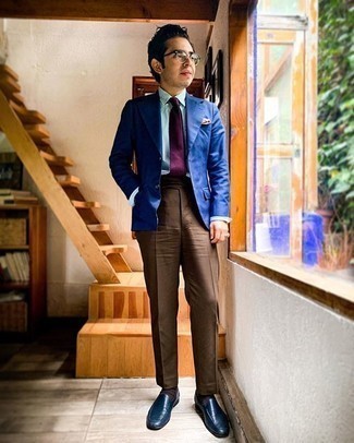 Comment porter une cravate pourpre: Harmonise un blazer bleu avec une cravate pourpre pour un look pointu et élégant. Pour les chaussures, fais un choix décontracté avec une paire de slippers en cuir bleu marine.