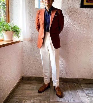 Comment porter un blazer marron avec un pantalon de costume blanc: Pense à marier un blazer marron avec un pantalon de costume blanc pour un look pointu et élégant. Une paire de slippers en cuir marron est une option judicieux pour complèter cette tenue.