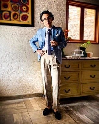 Comment porter une cravate en tricot bleu marine et blanc pour un style elégantes: Pense à porter un blazer bleu clair et une cravate en tricot bleu marine et blanc pour dégager classe et sophistication. Une paire de slippers en velours noirs est une option parfait pour complèter cette tenue.