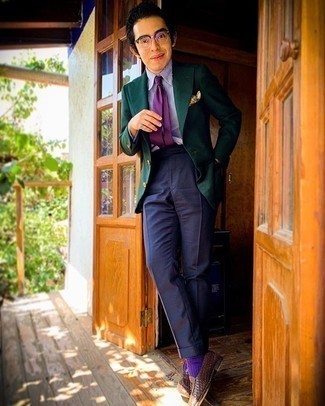 Comment porter des slippers en cuir tressés marron: Choisis un blazer vert foncé et un pantalon de costume bleu marine pour un look pointu et élégant. Complète ce look avec une paire de slippers en cuir tressés marron.