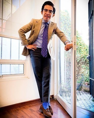 Comment porter une pochette de costume violette quand il fait chaud à 30 ans: Pense à opter pour un blazer marron clair et une pochette de costume violette pour un look confortable et décontracté. Une paire de slippers en daim marron est une façon simple d'améliorer ton look.