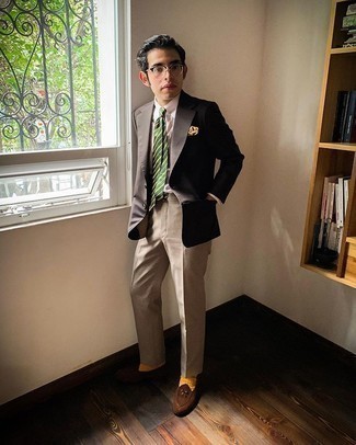 Comment porter une cravate vert menthe: Pense à harmoniser un blazer marron foncé avec une cravate vert menthe pour un look classique et élégant. Si tu veux éviter un look trop formel, assortis cette tenue avec une paire de slippers en daim marron.