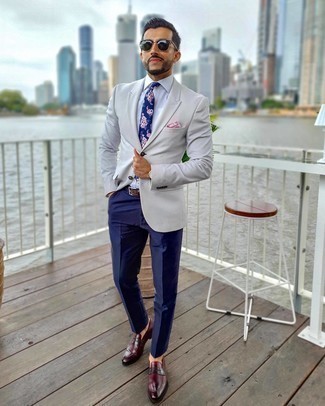 Comment porter un blazer gris pour un style elégantes: Essaie d'harmoniser un blazer gris avec un pantalon de costume bleu marine pour un look classique et élégant. Une paire de slippers en cuir bordeaux est une option avisé pour complèter cette tenue.