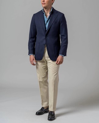 Comment porter un pantalon de costume beige: Opte pour un blazer bleu marine avec un pantalon de costume beige pour une silhouette classique et raffinée. Complète ce look avec une paire de slippers en cuir noirs.