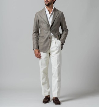 Comment porter un blazer gris avec des slippers en daim marron à 30 ans: Choisis un blazer gris et un pantalon de costume blanc pour un look pointu et élégant. Une paire de slippers en daim marron s'intégrera de manière fluide à une grande variété de tenues.